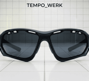 TEMPO_WERK juodi sportiniai saulės akiniai futuristiniu rėmeliu ir tamsiais lęšiais