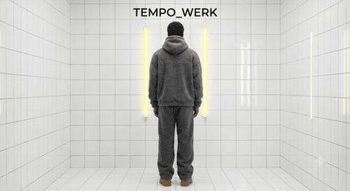 Vyras iš galo su TEMPO_WERK pūkuotu džemperiu ir išsiuvinėtu logotipu